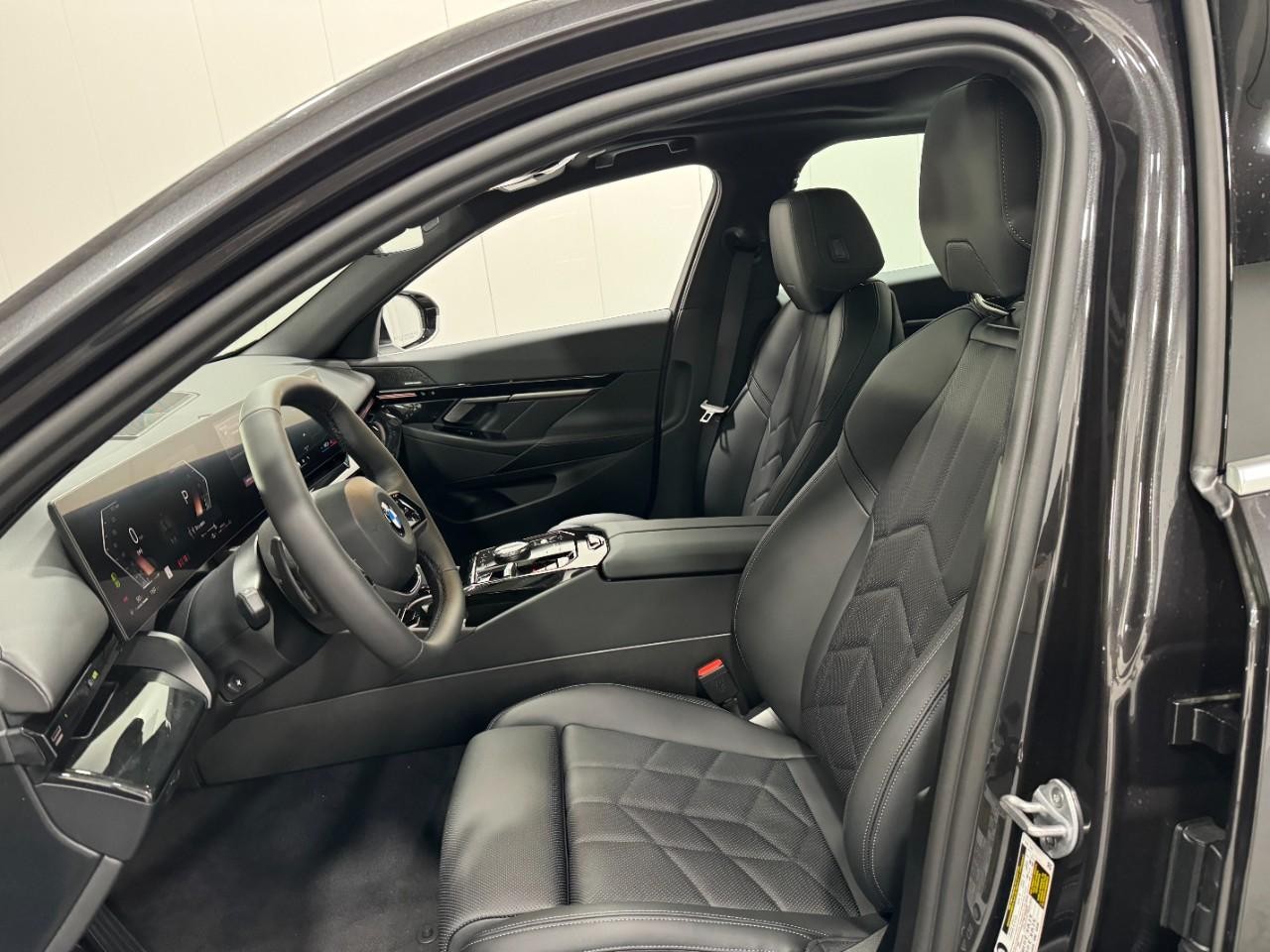 BMW 5 Series Vehicle Full-screen Gallery Image 25