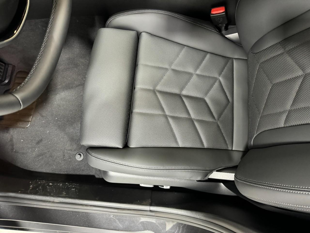 BMW 5 Series Vehicle Full-screen Gallery Image 26