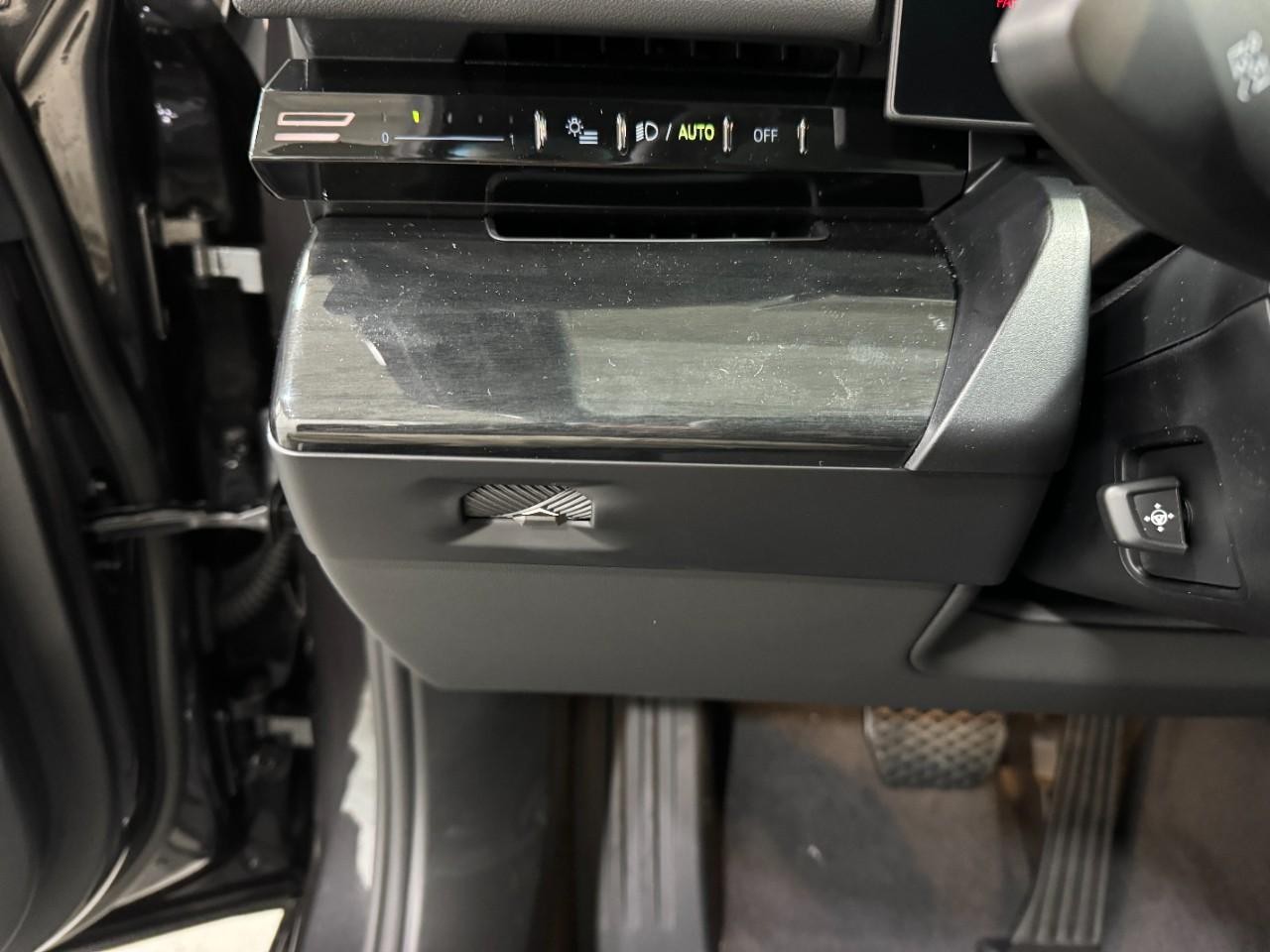 BMW 5 Series Vehicle Full-screen Gallery Image 28