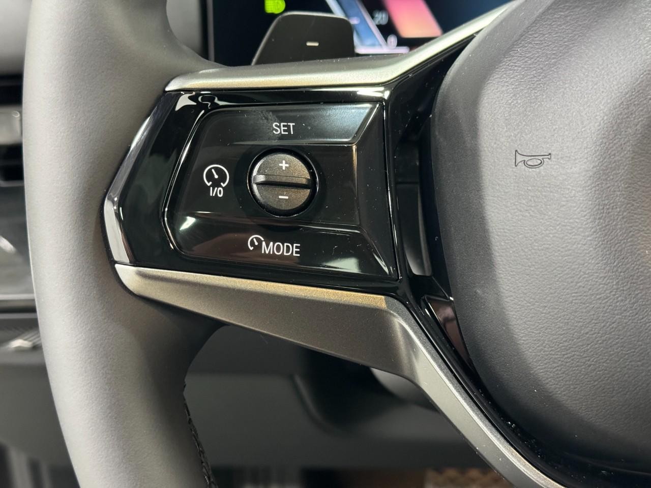 BMW 5 Series Vehicle Full-screen Gallery Image 29