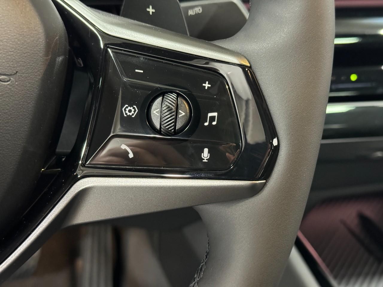 BMW 5 Series Vehicle Full-screen Gallery Image 30