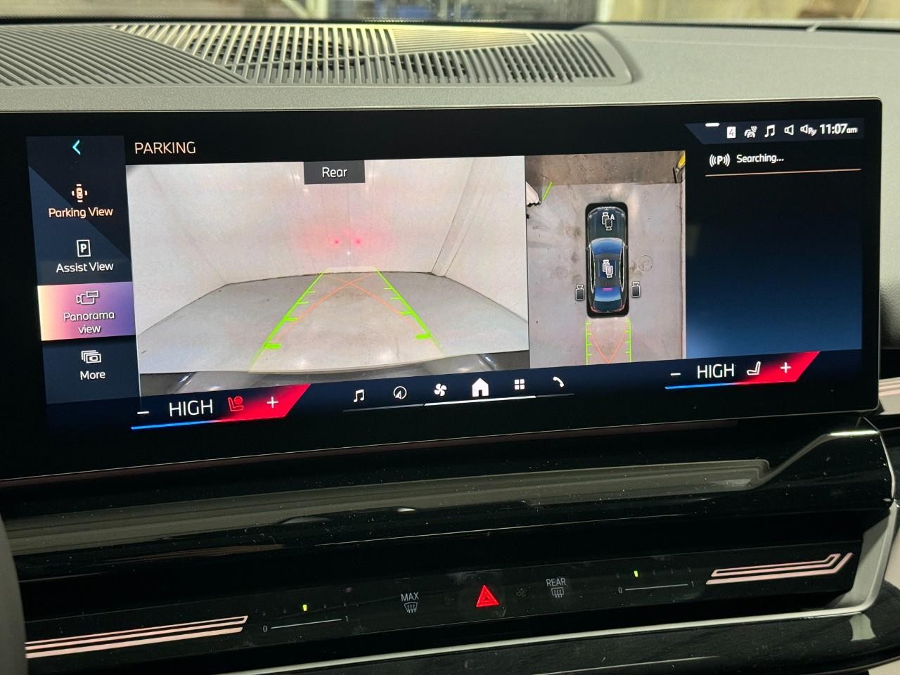 BMW 5 Series Vehicle Full-screen Gallery Image 32