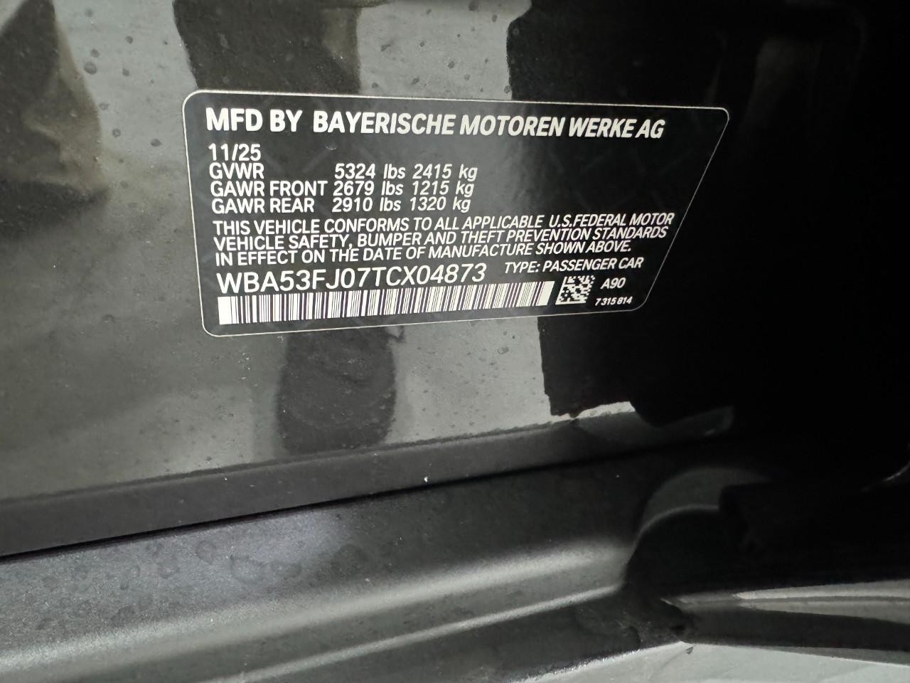 BMW 5 Series Vehicle Full-screen Gallery Image 33