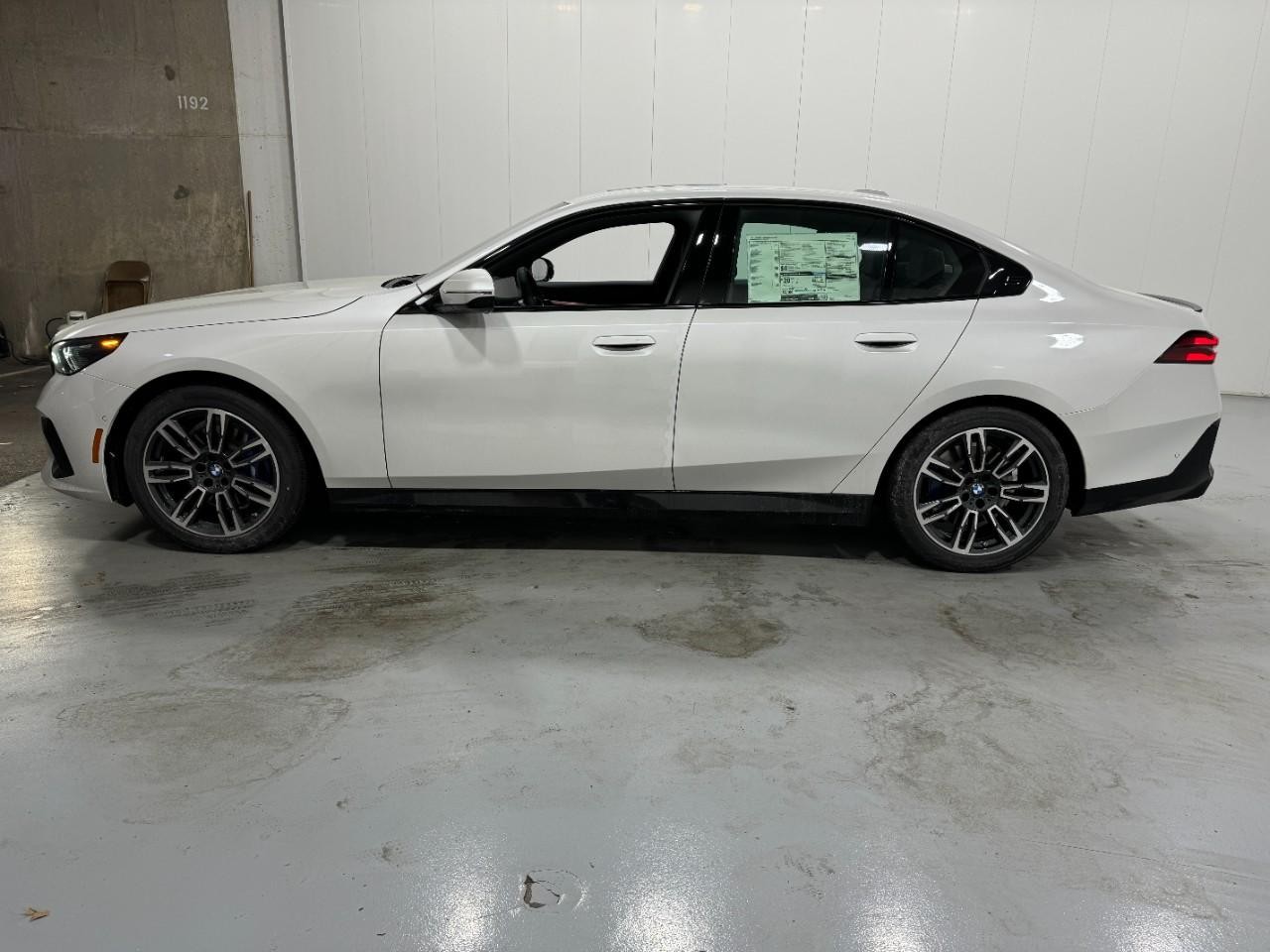 BMW 5 Series Vehicle Full-screen Gallery Image 2