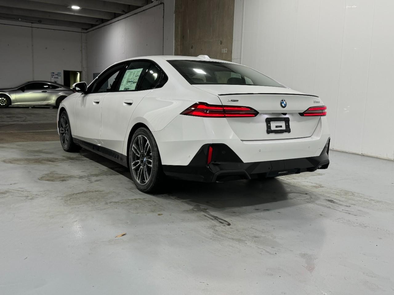 BMW 5 Series Vehicle Full-screen Gallery Image 3