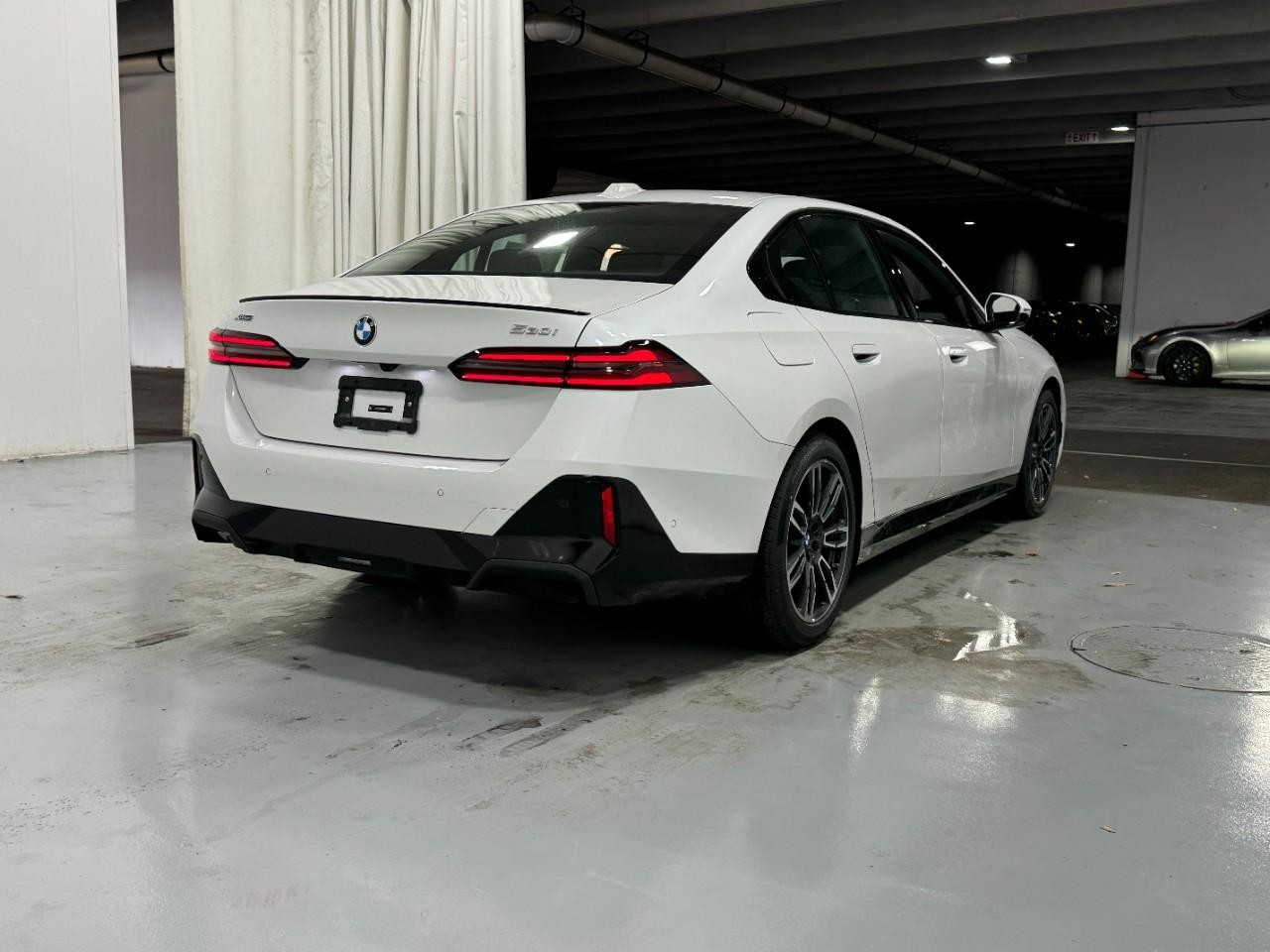 BMW 5 Series Vehicle Full-screen Gallery Image 4