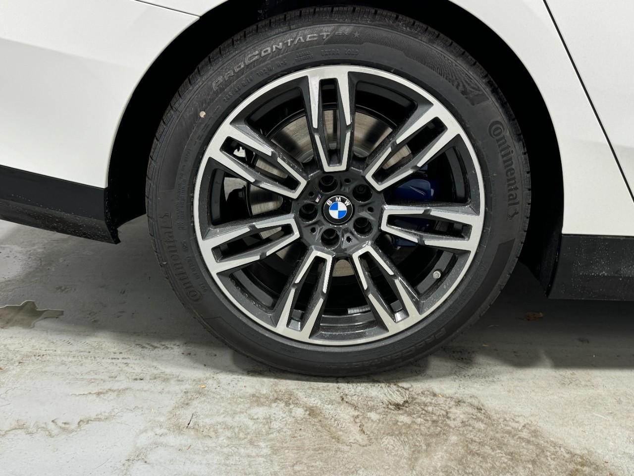 BMW 5 Series Vehicle Full-screen Gallery Image 5