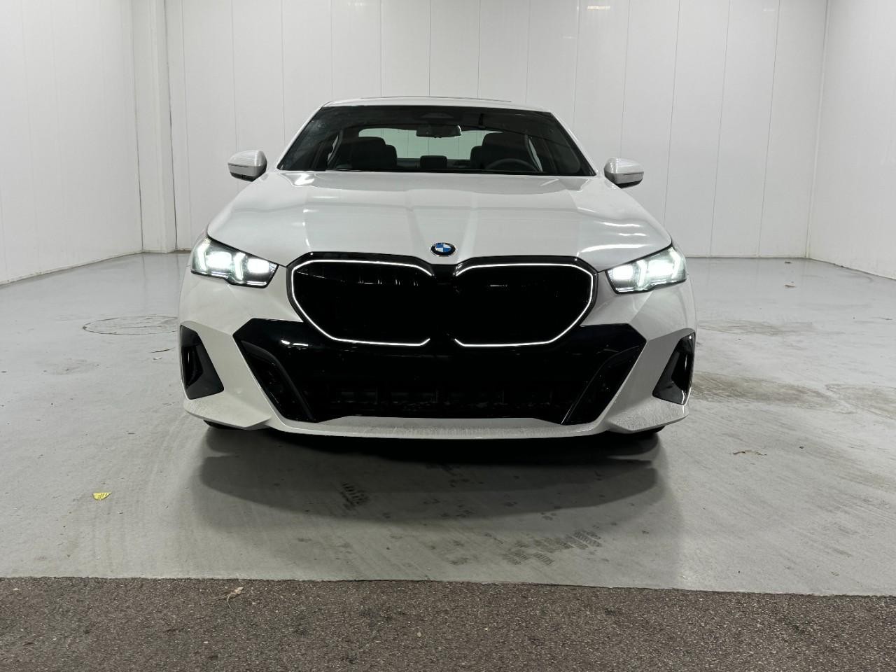 BMW 5 Series Vehicle Full-screen Gallery Image 7