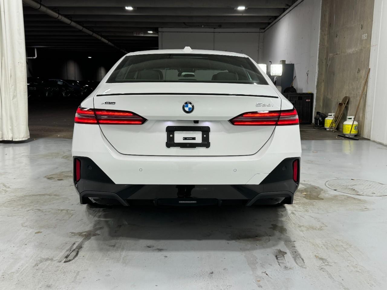 BMW 5 Series Vehicle Full-screen Gallery Image 9