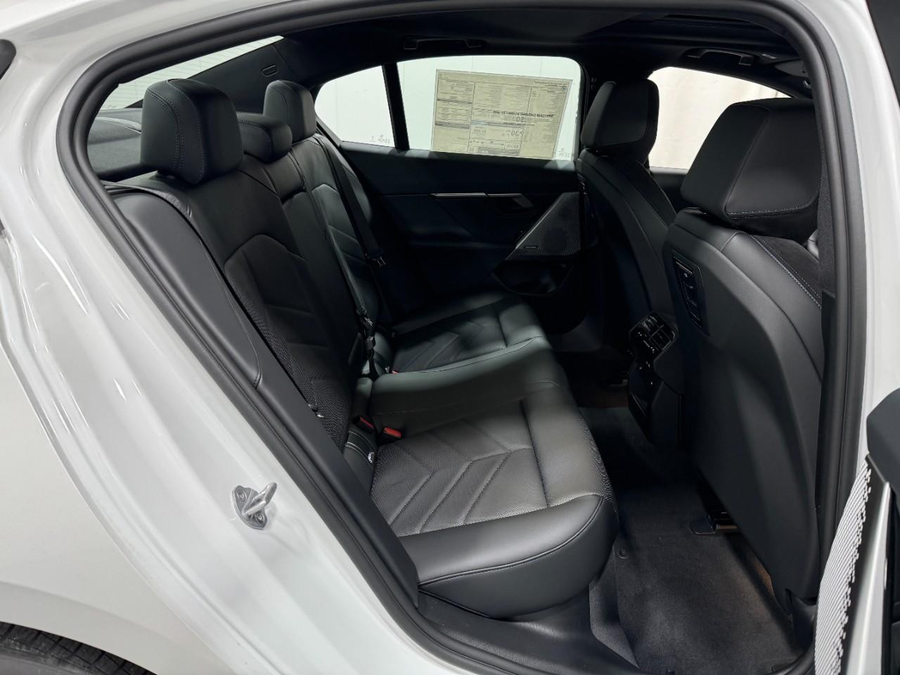 BMW 5 Series Vehicle Full-screen Gallery Image 10