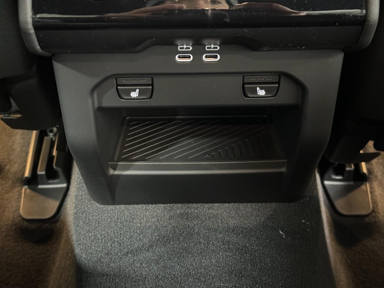 BMW 5 Series Vehicle Full-screen Gallery Image 11