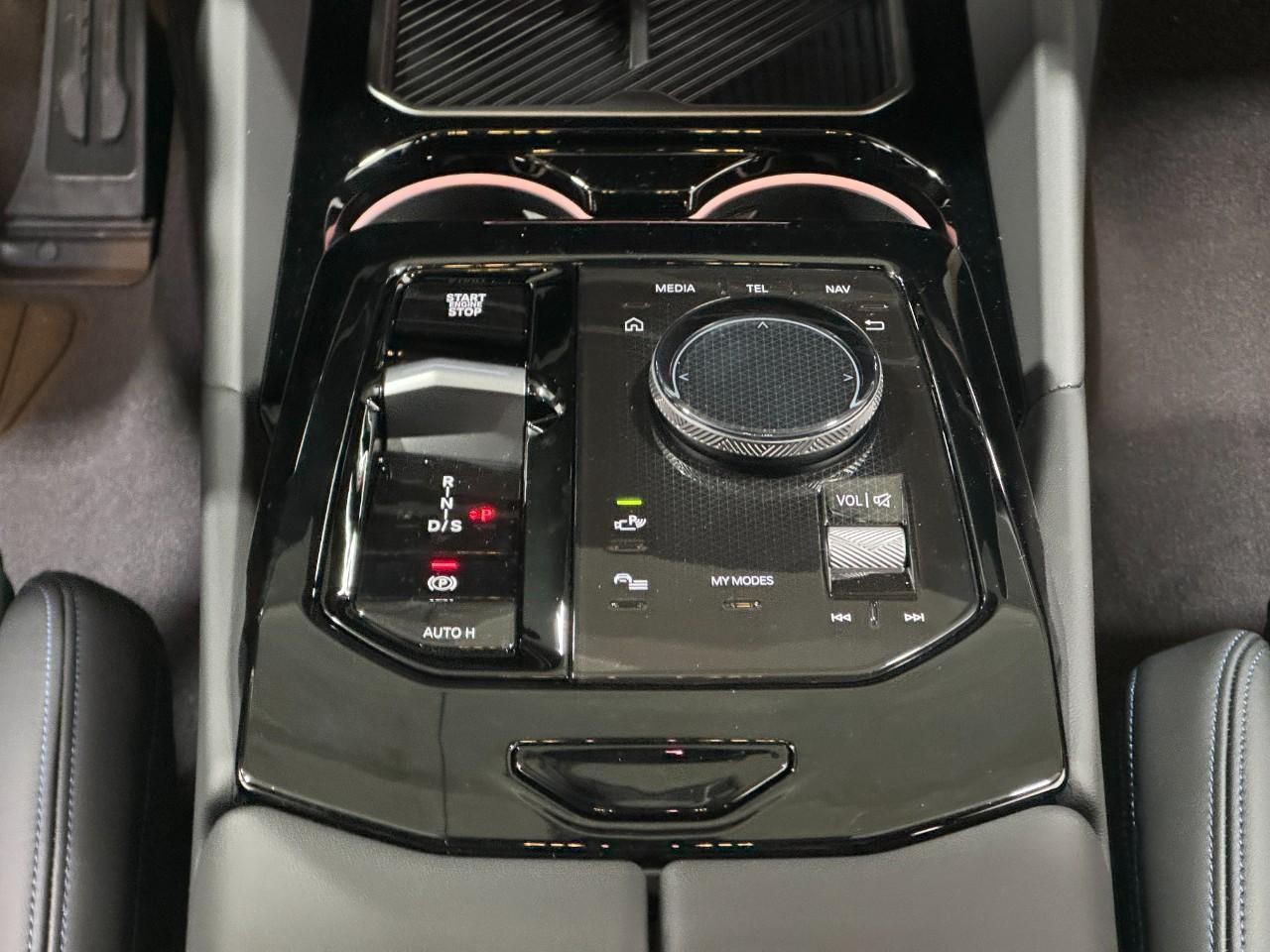 BMW 5 Series Vehicle Full-screen Gallery Image 16