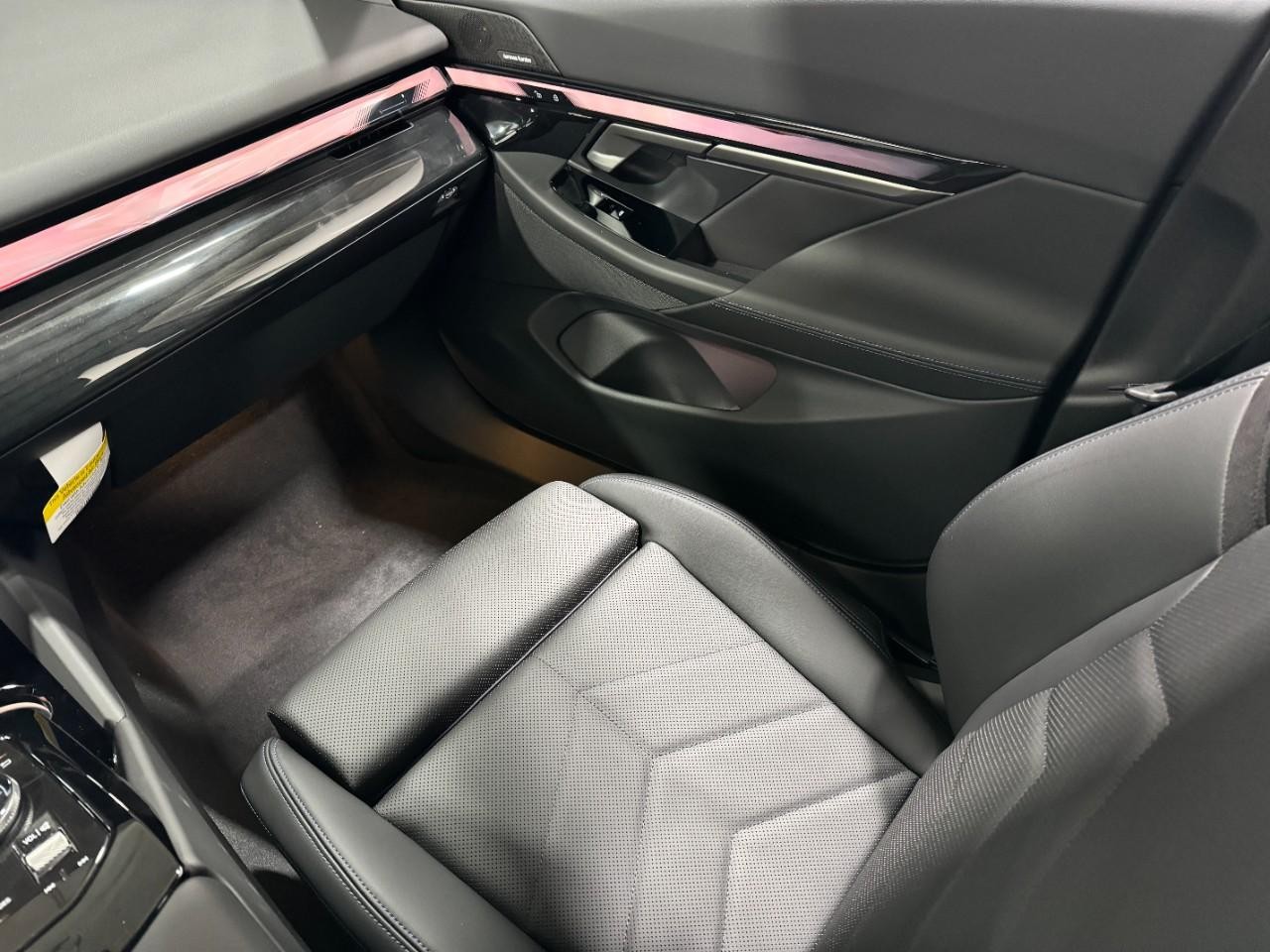 BMW 5 Series Vehicle Full-screen Gallery Image 17