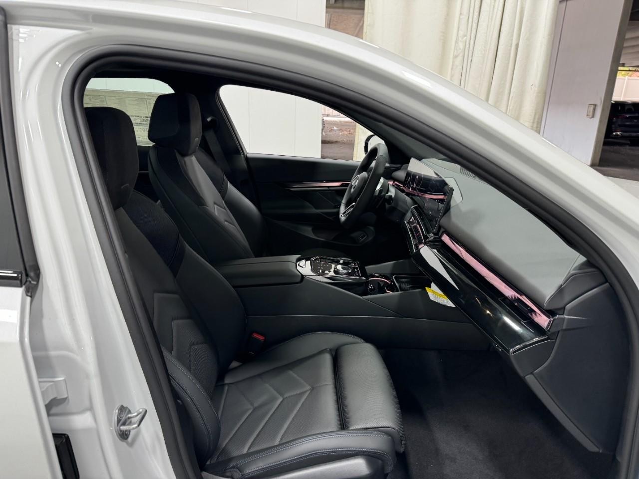 BMW 5 Series Vehicle Full-screen Gallery Image 18