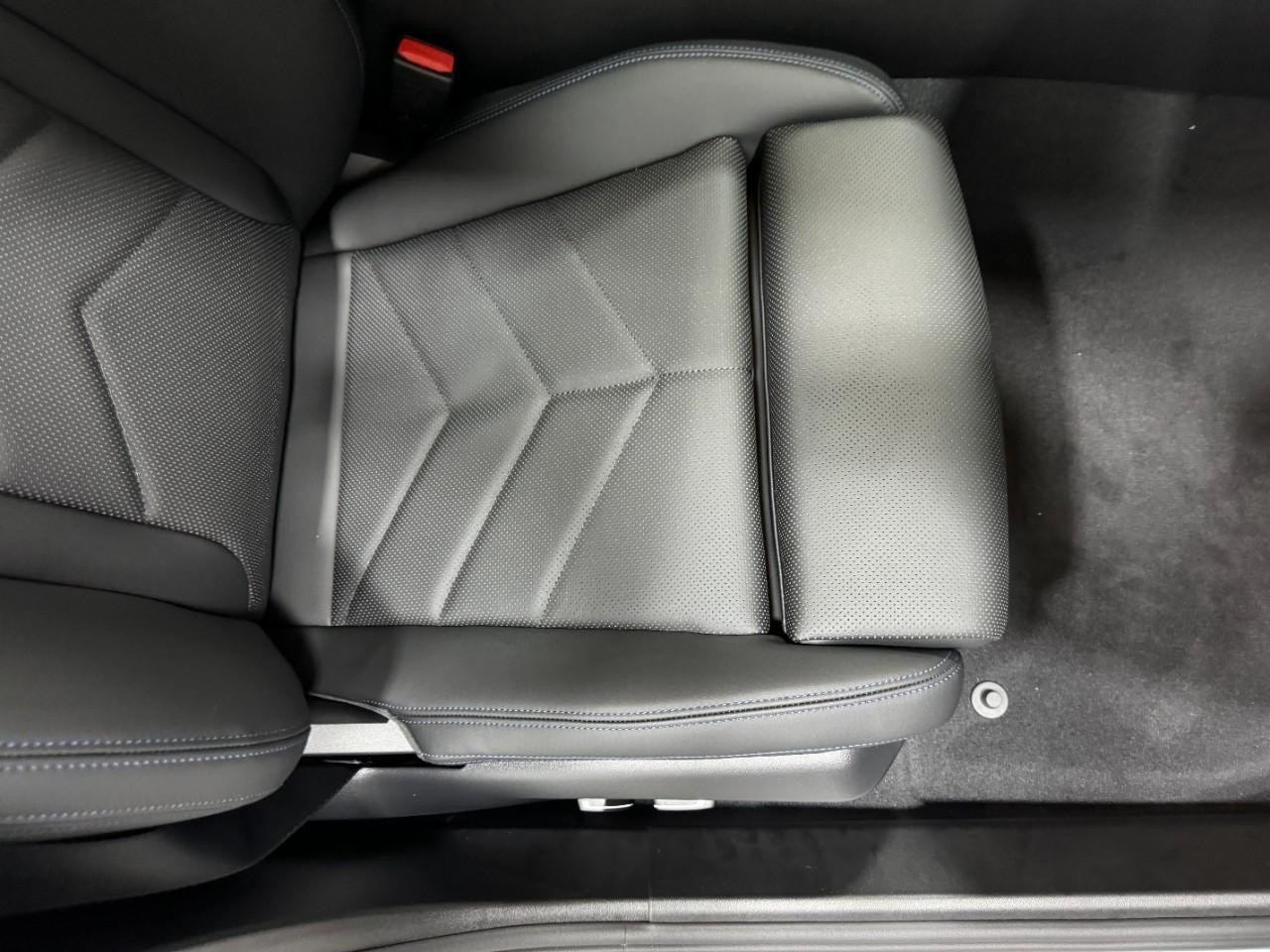 BMW 5 Series Vehicle Full-screen Gallery Image 19