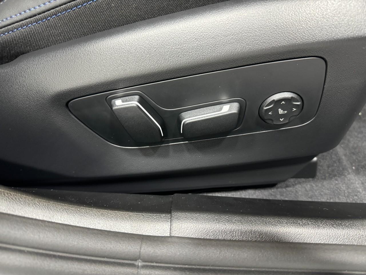 BMW 5 Series Vehicle Full-screen Gallery Image 20