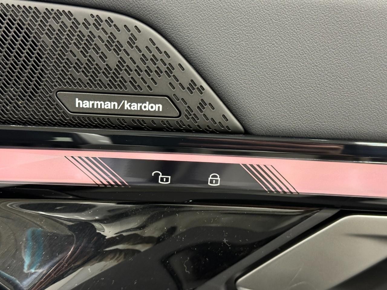 BMW 5 Series Vehicle Full-screen Gallery Image 21