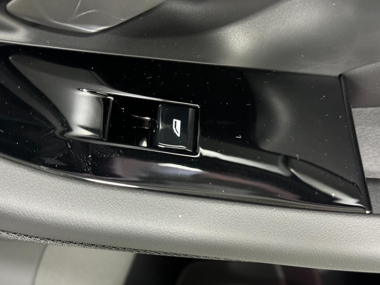 BMW 5 Series Vehicle Full-screen Gallery Image 22