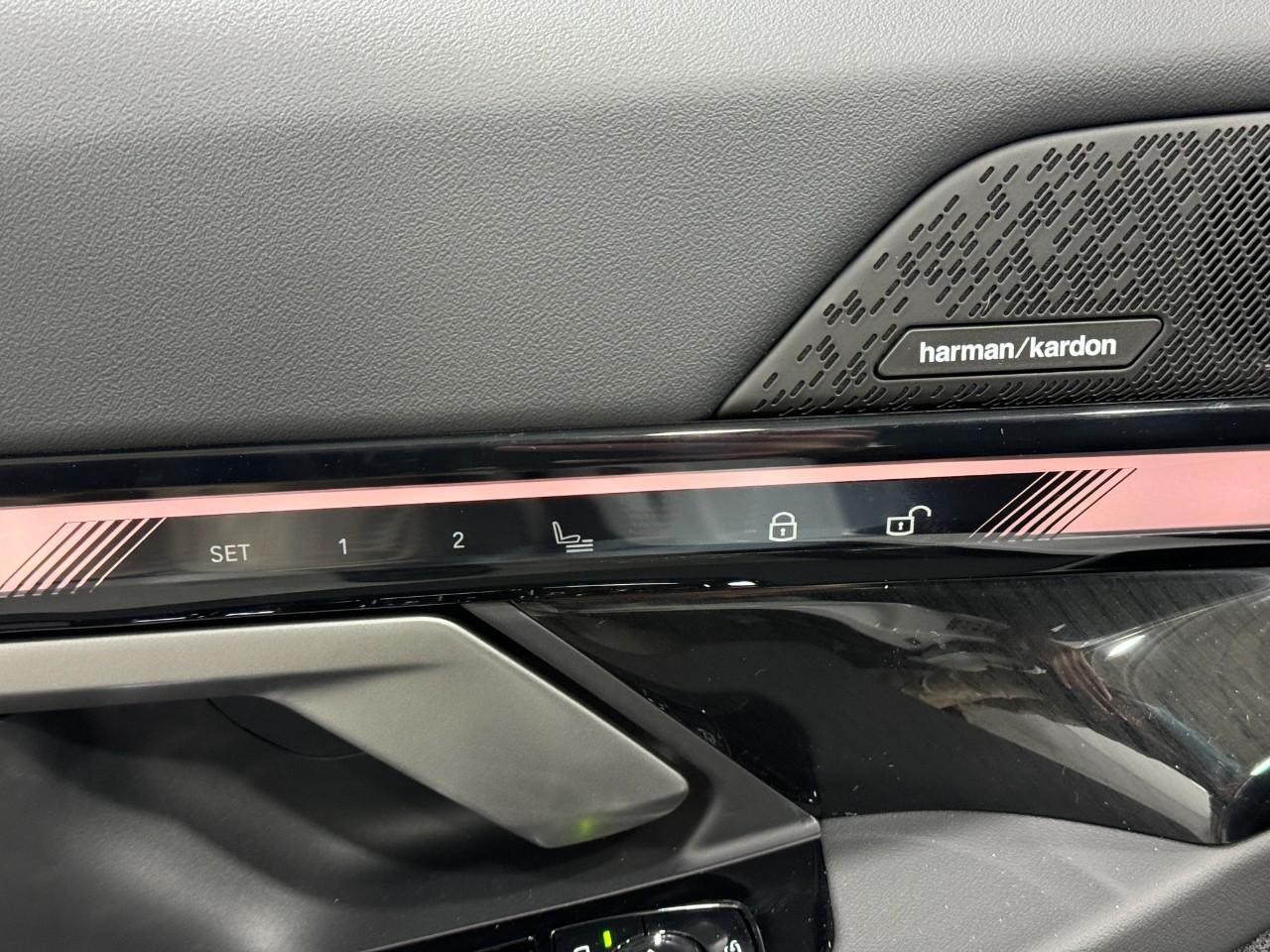 BMW 5 Series Vehicle Full-screen Gallery Image 23