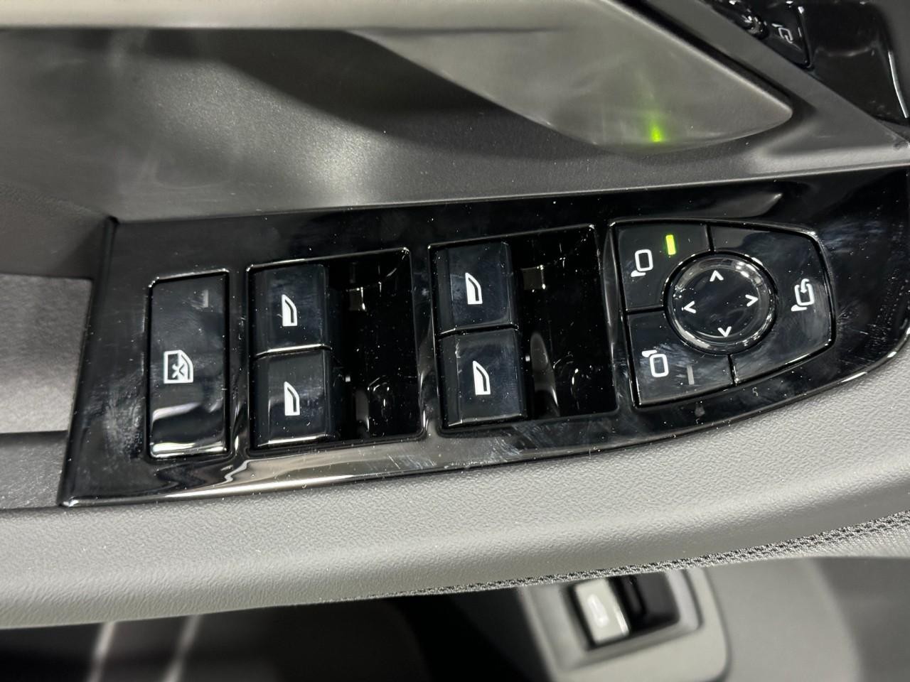 BMW 5 Series Vehicle Full-screen Gallery Image 24