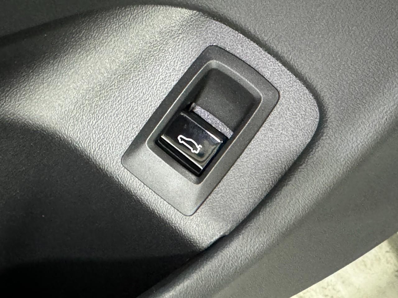 BMW 5 Series Vehicle Full-screen Gallery Image 25