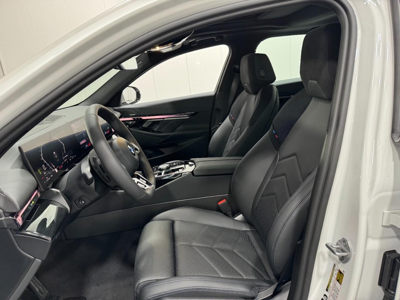 BMW 5 Series Vehicle Full-screen Gallery Image 26