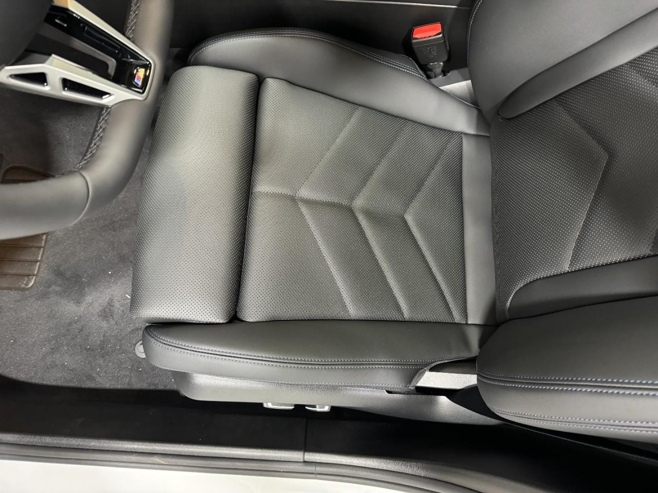 BMW 5 Series Vehicle Full-screen Gallery Image 27