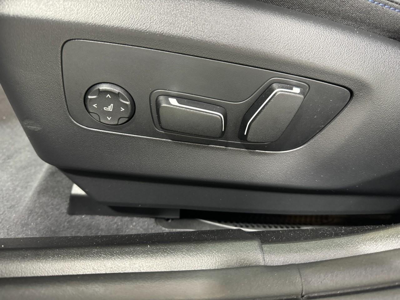 BMW 5 Series Vehicle Full-screen Gallery Image 28