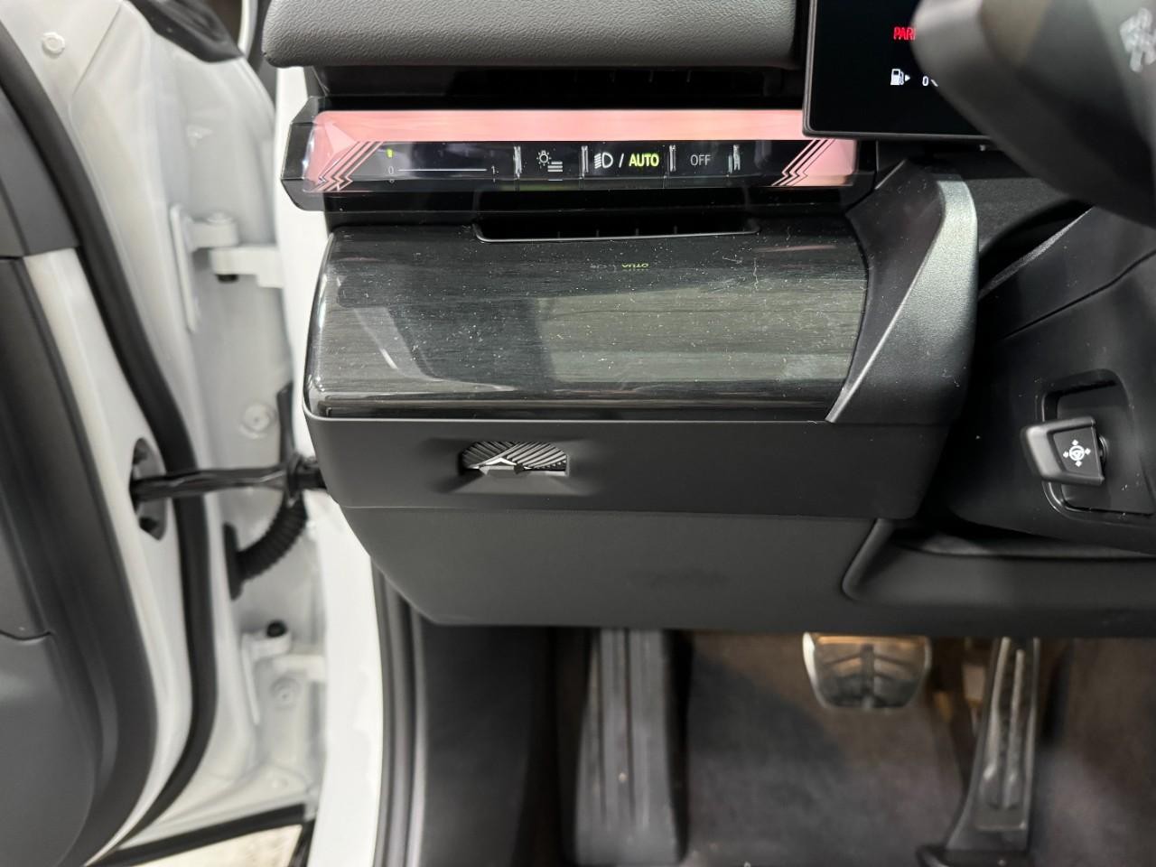 BMW 5 Series Vehicle Full-screen Gallery Image 29