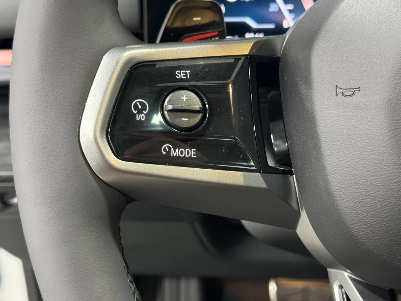 BMW 5 Series Vehicle Full-screen Gallery Image 30