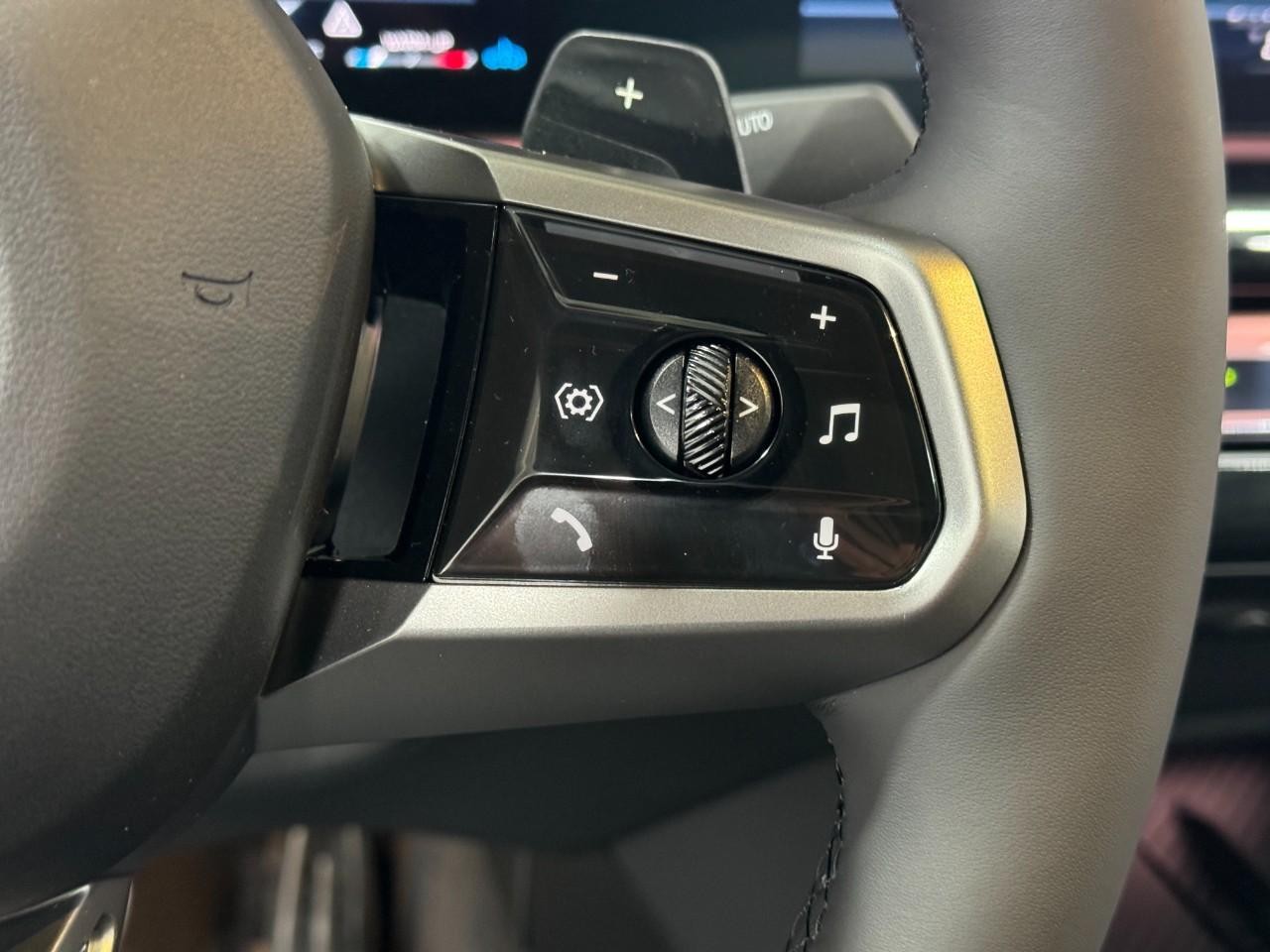 BMW 5 Series Vehicle Full-screen Gallery Image 31