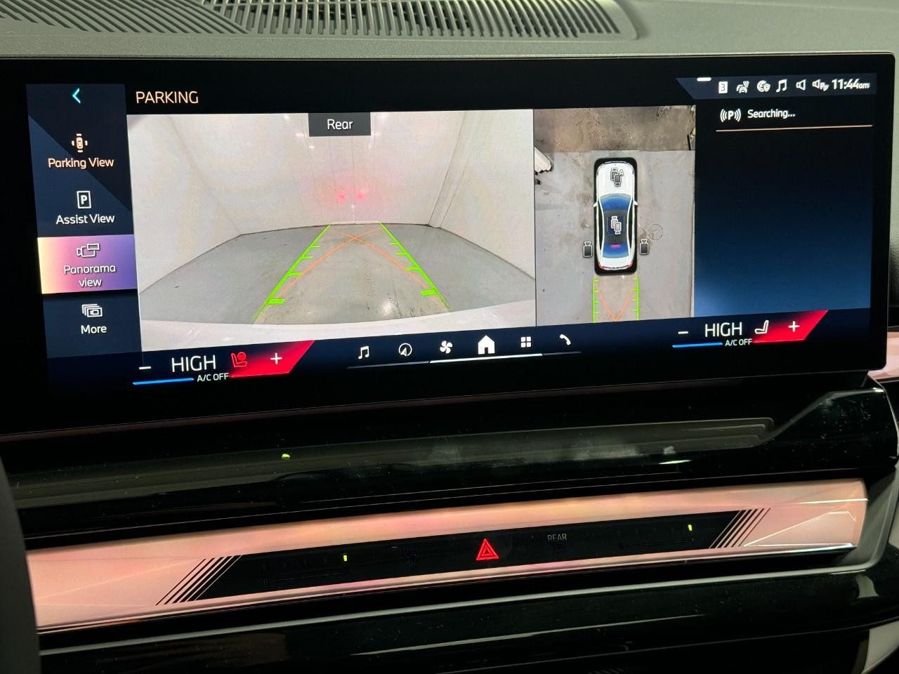 BMW 5 Series Vehicle Full-screen Gallery Image 33