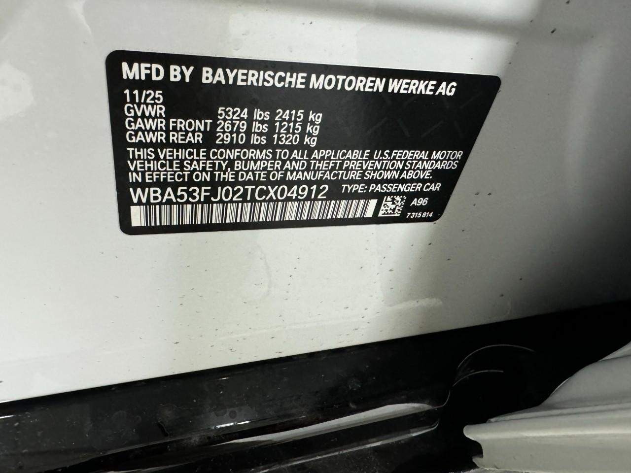 BMW 5 Series Vehicle Full-screen Gallery Image 34