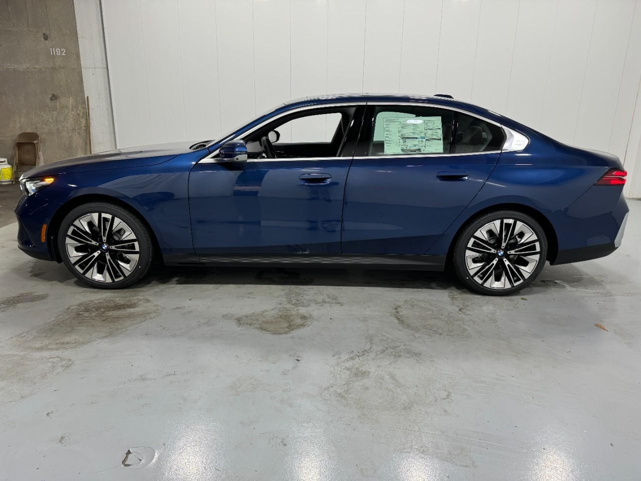 BMW 5 Series Vehicle Full-screen Gallery Image 2