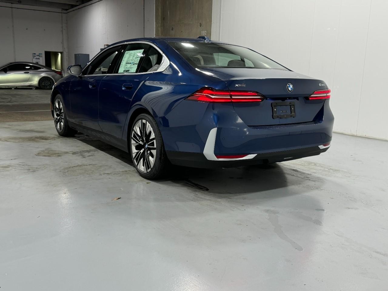 BMW 5 Series Vehicle Full-screen Gallery Image 3