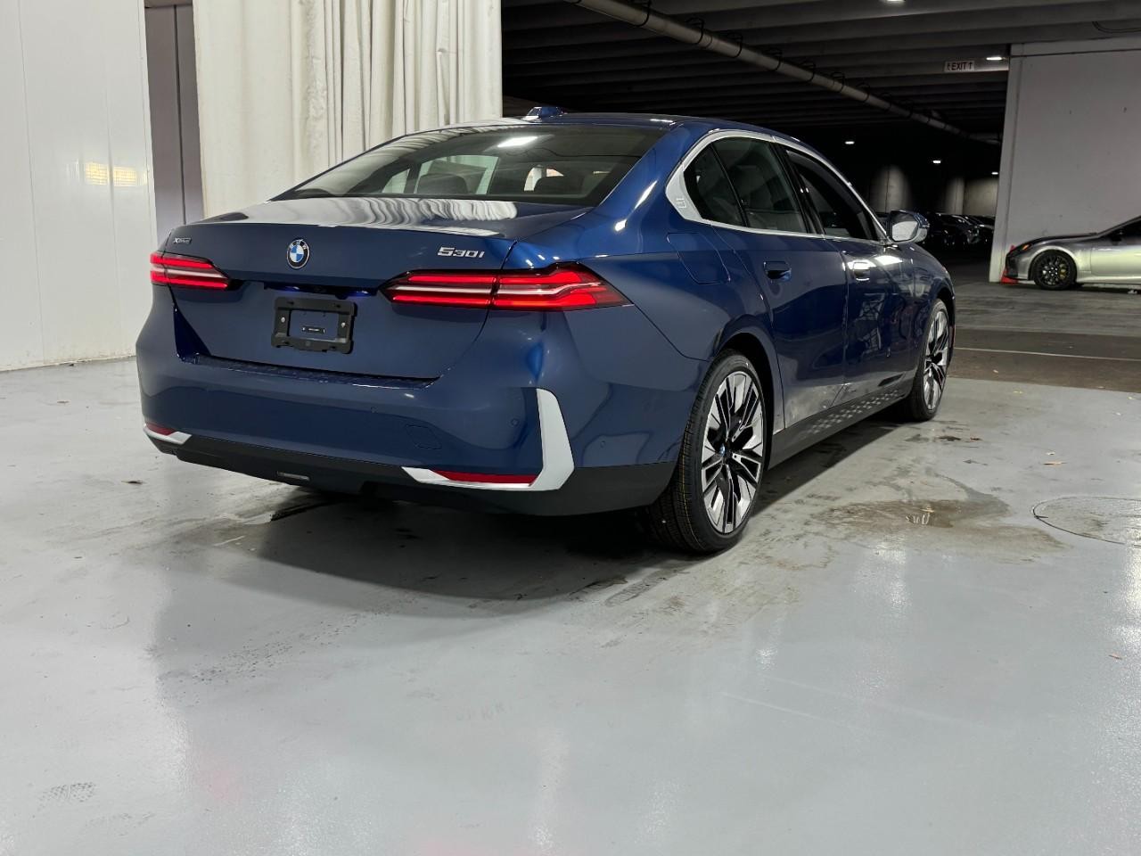 BMW 5 Series Vehicle Full-screen Gallery Image 4