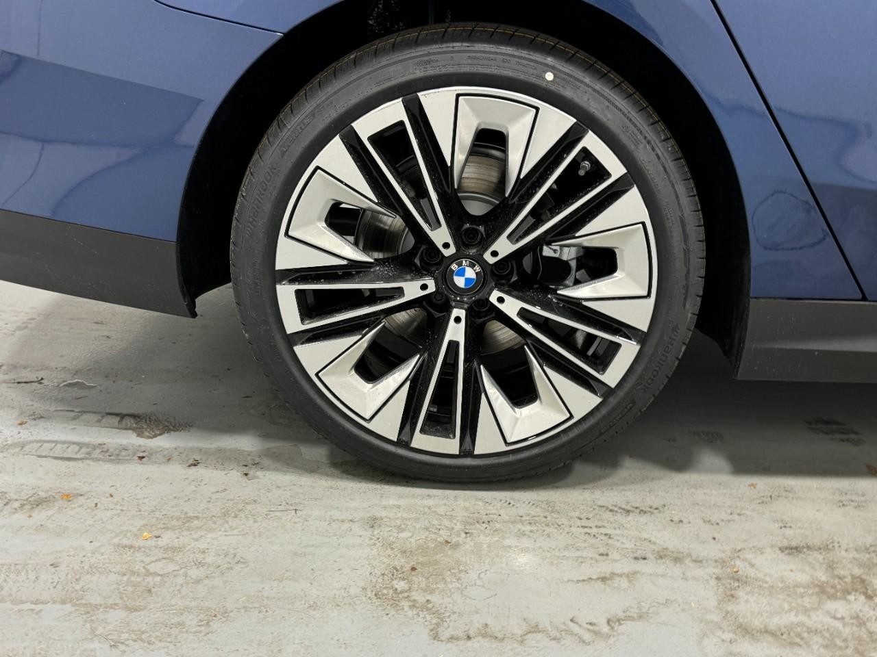 BMW 5 Series Vehicle Full-screen Gallery Image 5