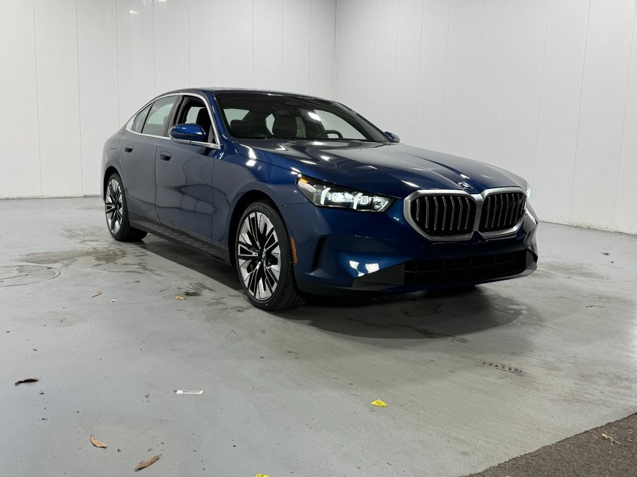 BMW 5 Series Vehicle Full-screen Gallery Image 6