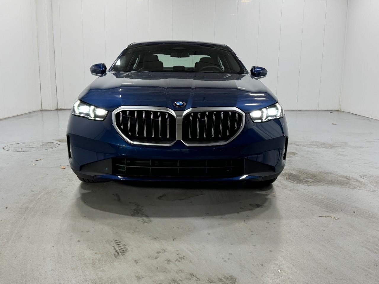 BMW 5 Series Vehicle Full-screen Gallery Image 7