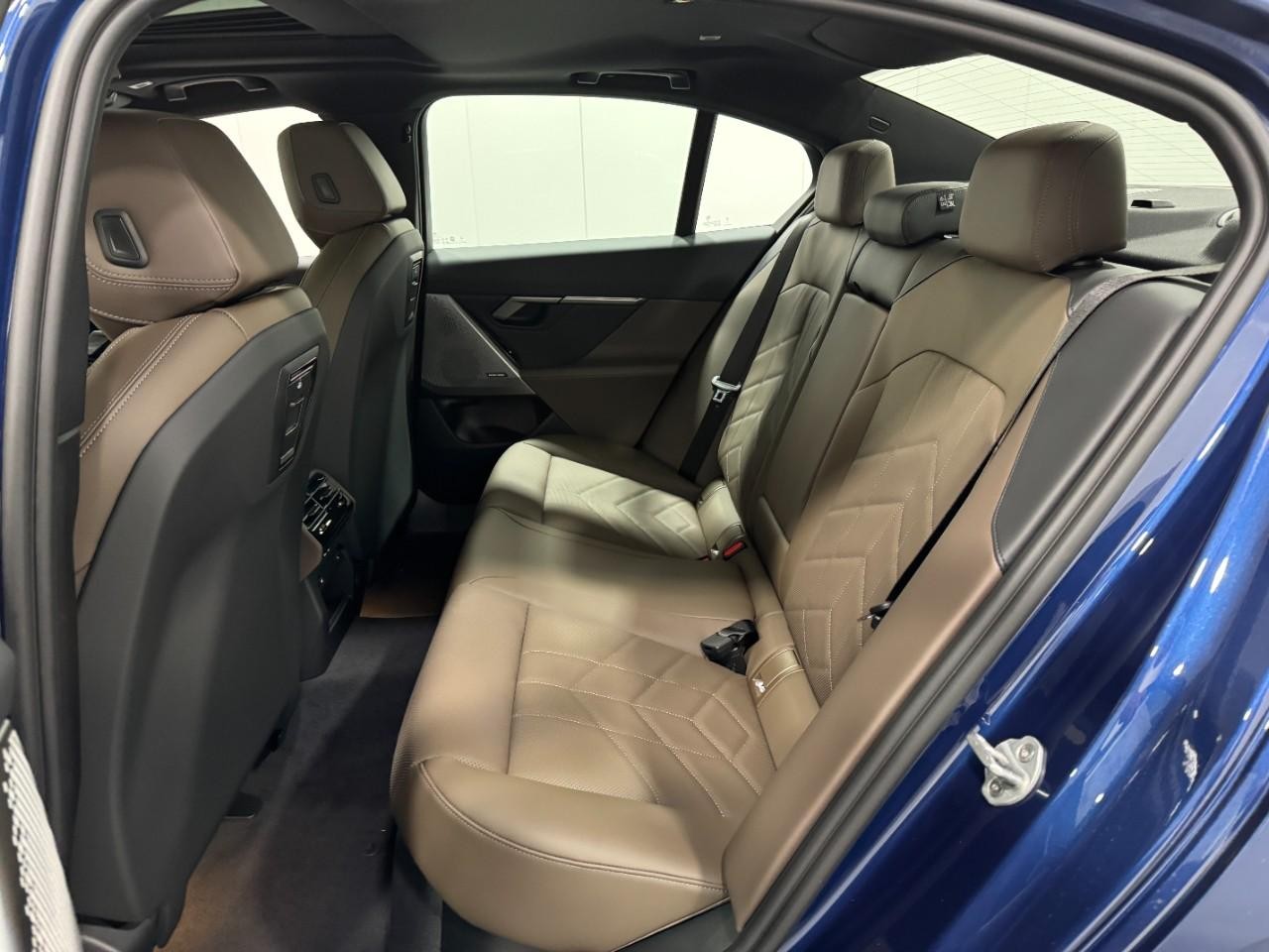 BMW 5 Series Vehicle Full-screen Gallery Image 8