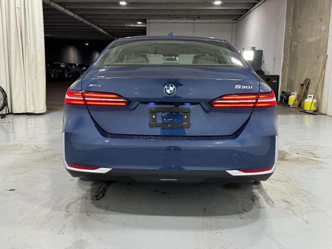 BMW 5 Series Vehicle Full-screen Gallery Image 9