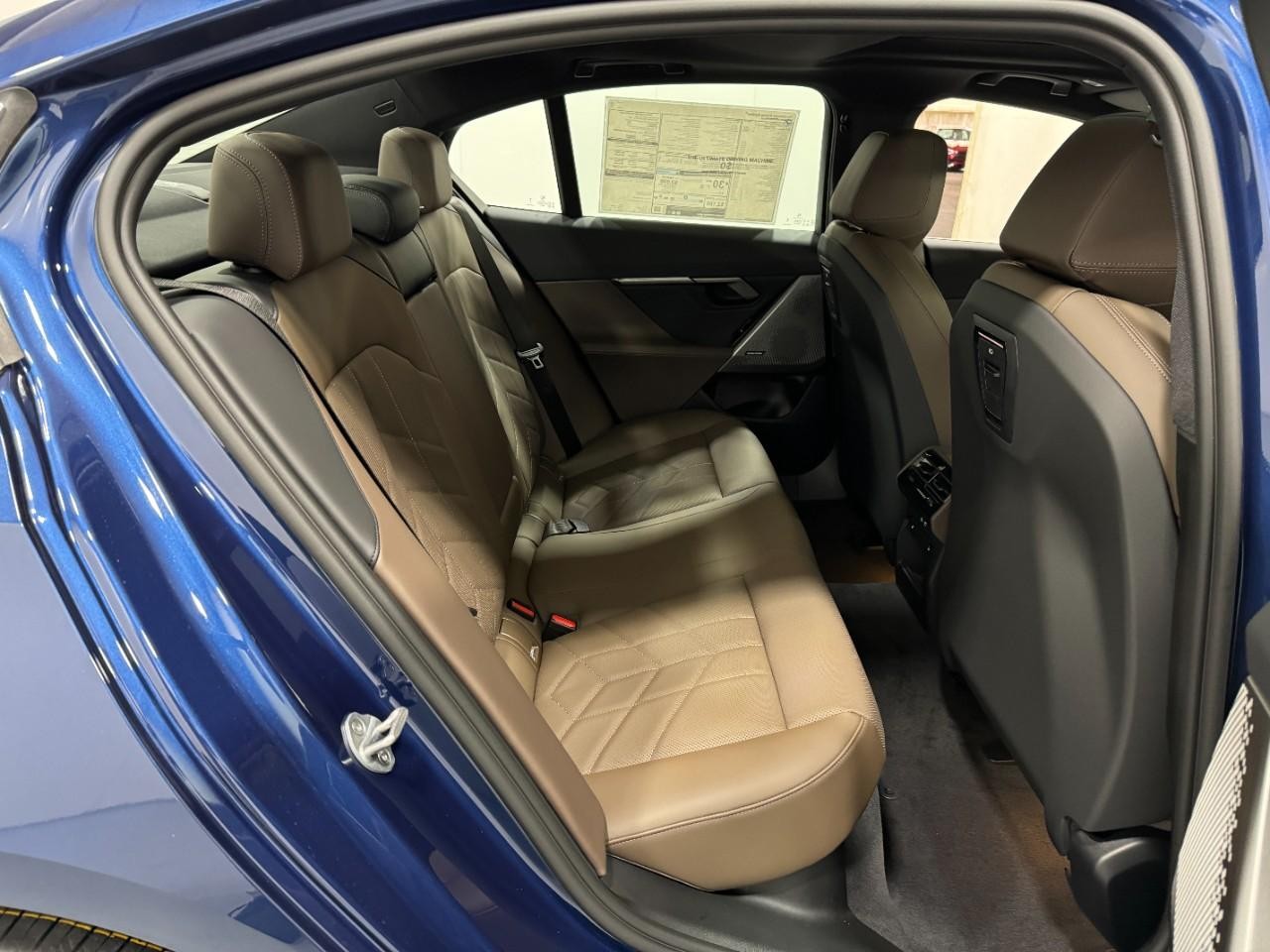 BMW 5 Series Vehicle Full-screen Gallery Image 10