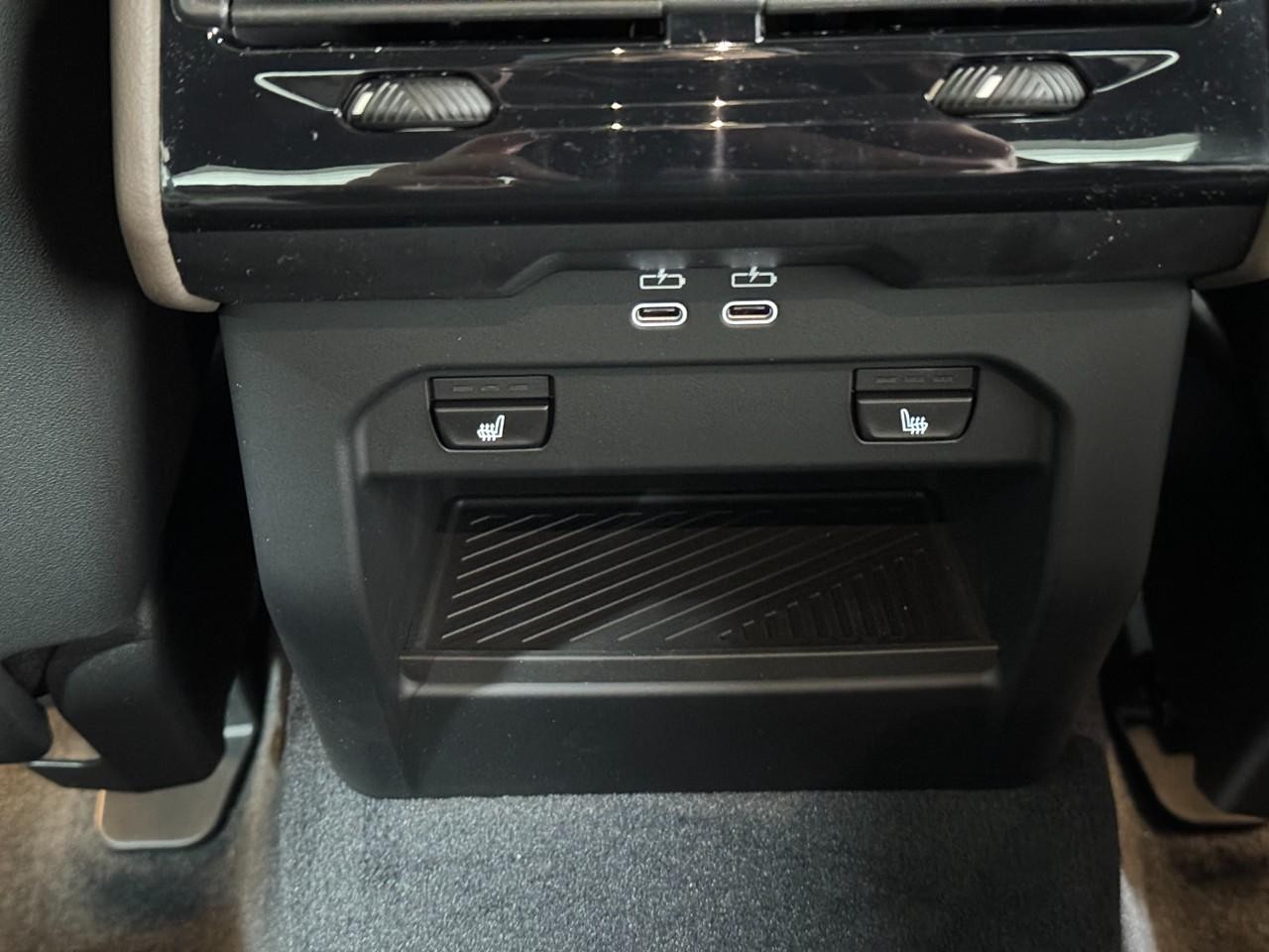 BMW 5 Series Vehicle Full-screen Gallery Image 11