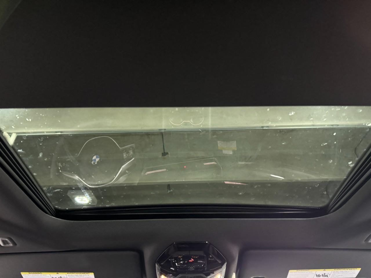 BMW 5 Series Vehicle Full-screen Gallery Image 12