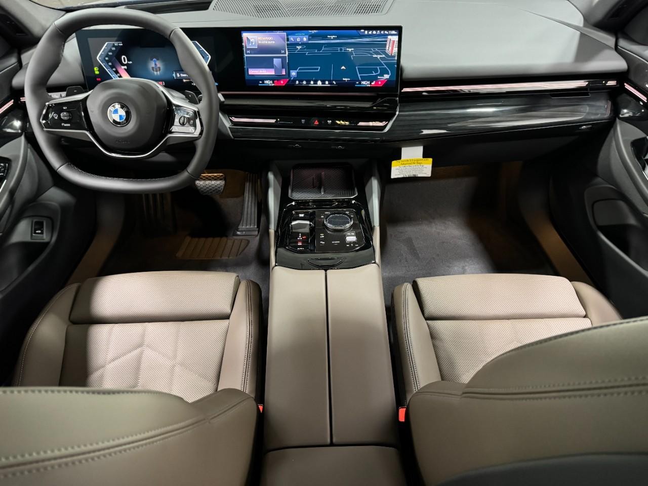 BMW 5 Series Vehicle Full-screen Gallery Image 13