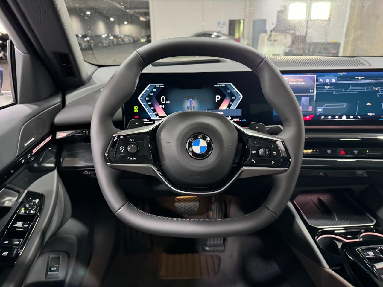 BMW 5 Series Vehicle Full-screen Gallery Image 14