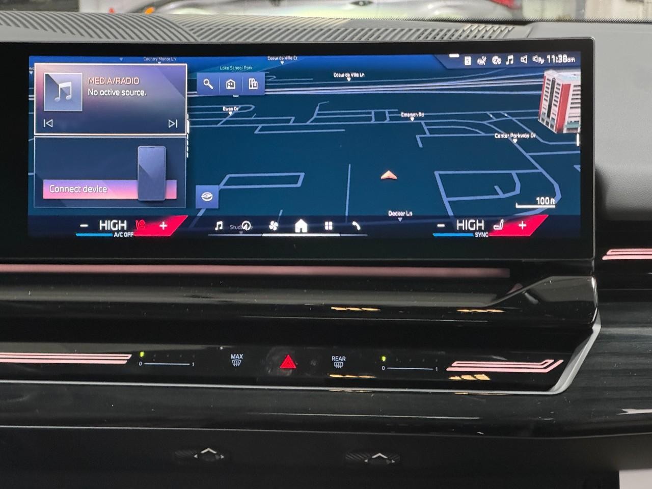 BMW 5 Series Vehicle Full-screen Gallery Image 15