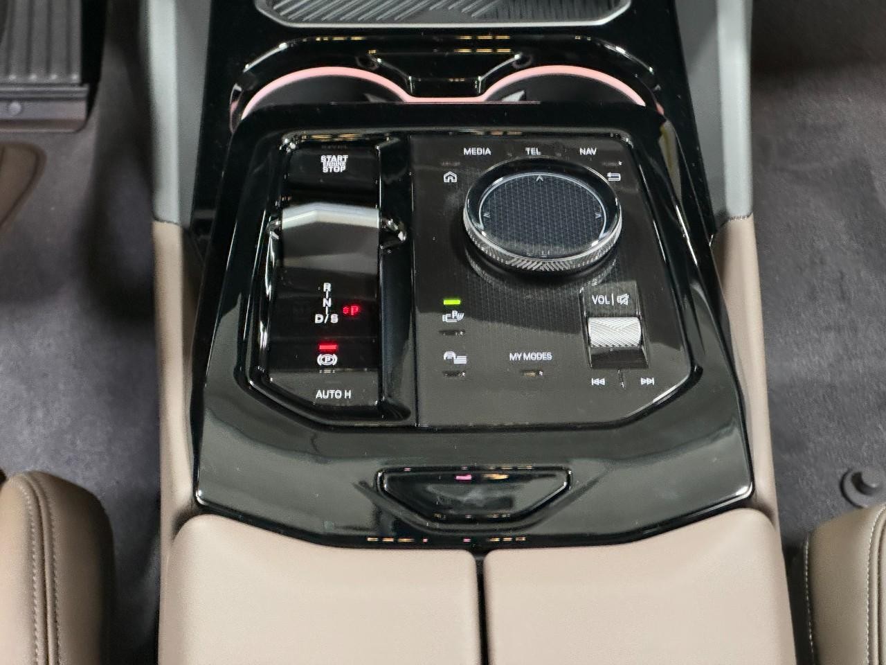 BMW 5 Series Vehicle Full-screen Gallery Image 16