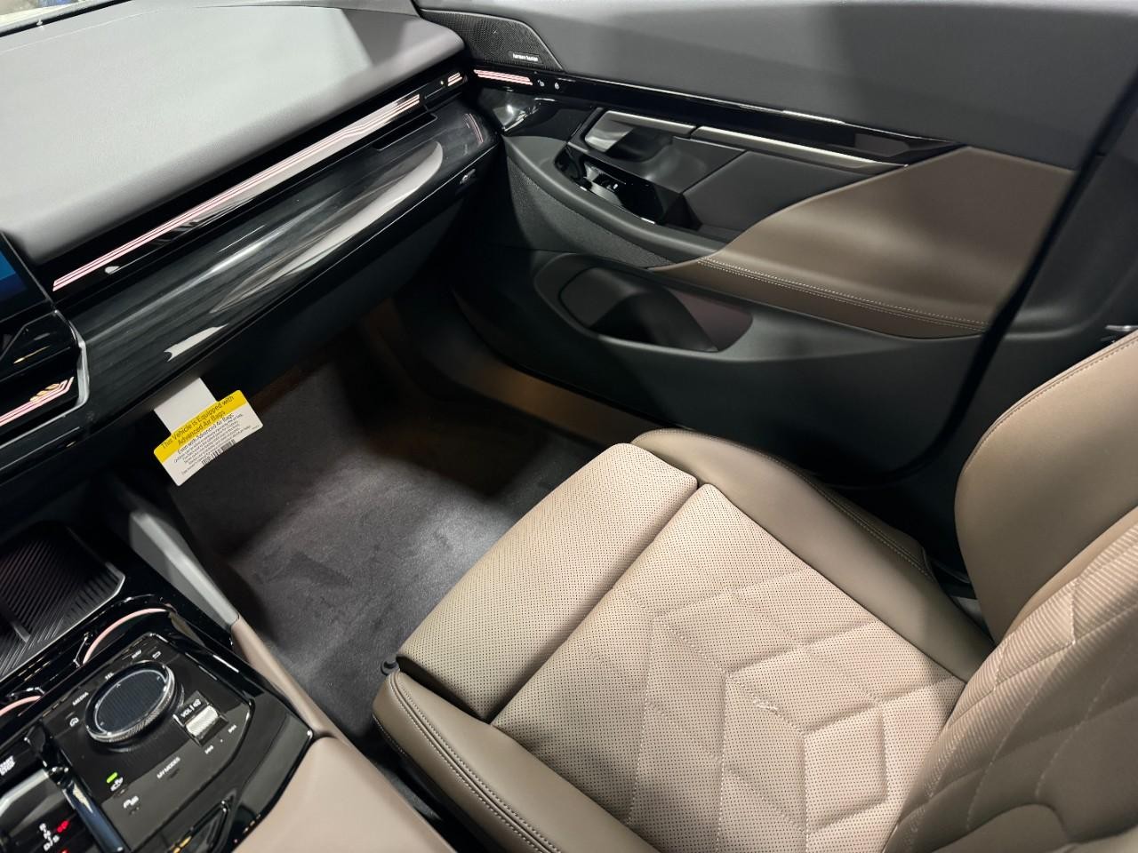 BMW 5 Series Vehicle Full-screen Gallery Image 17