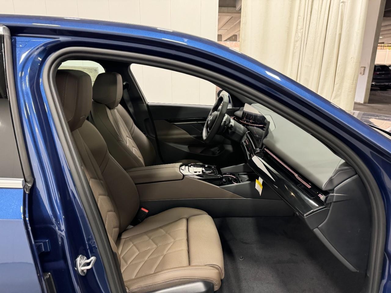 BMW 5 Series Vehicle Full-screen Gallery Image 18